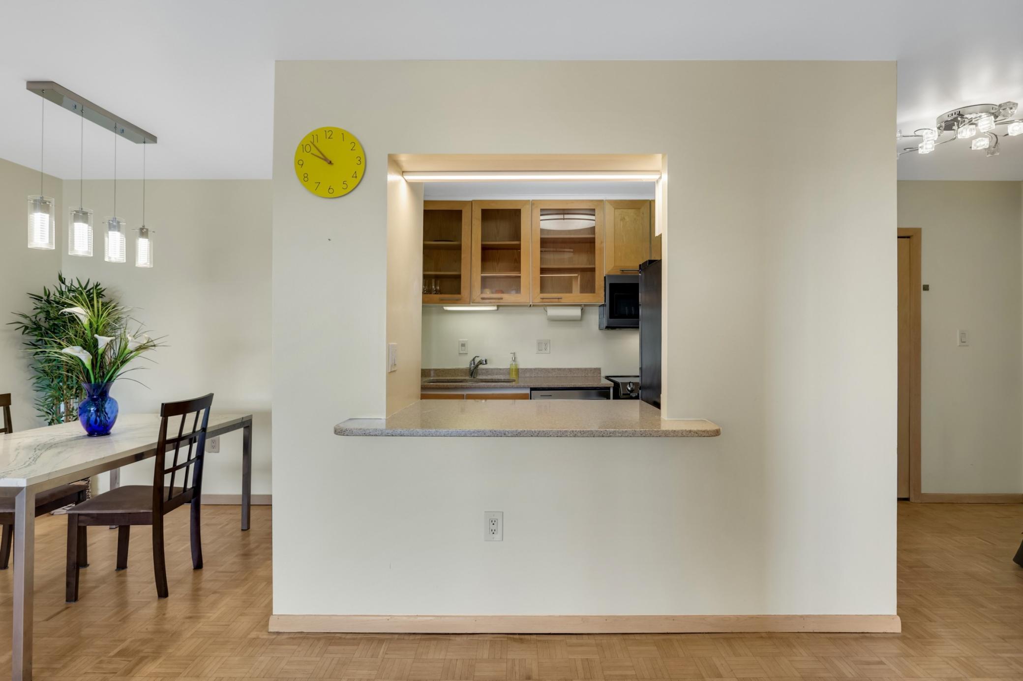 Breakfast bar & convenient kitchen pass-through