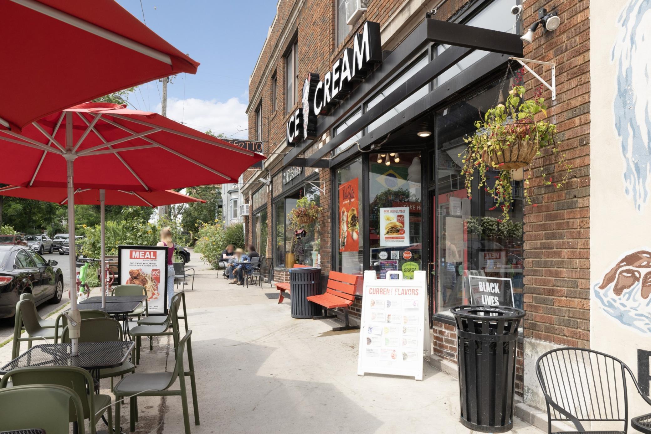 Nearby restaurants & cafes