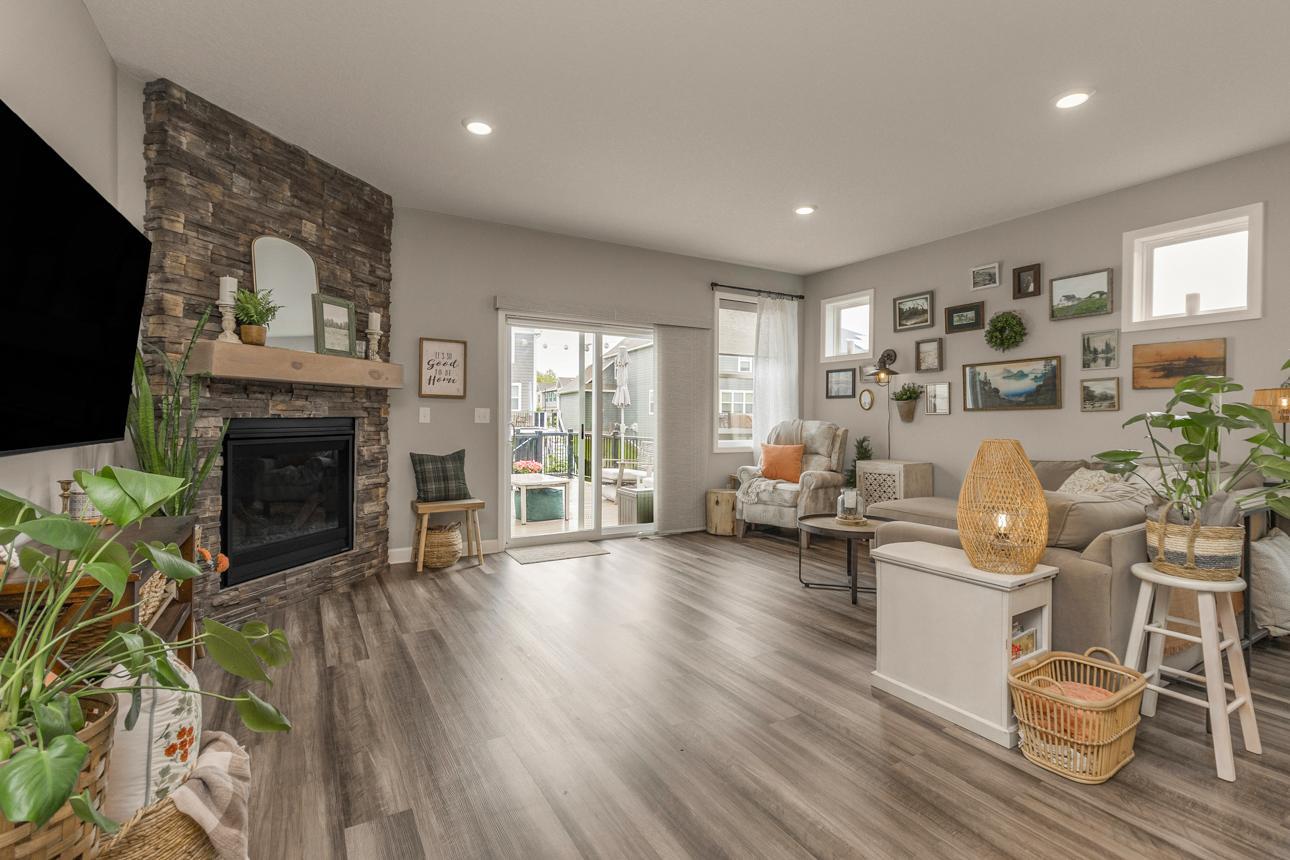Spacious Living Room with/ gas fireplace