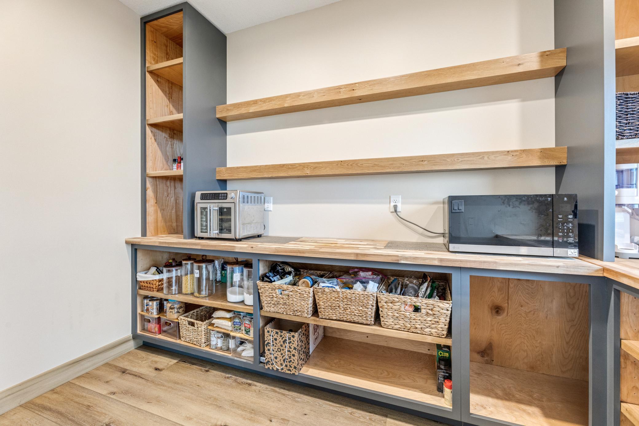 Pantry with sink & winsoq