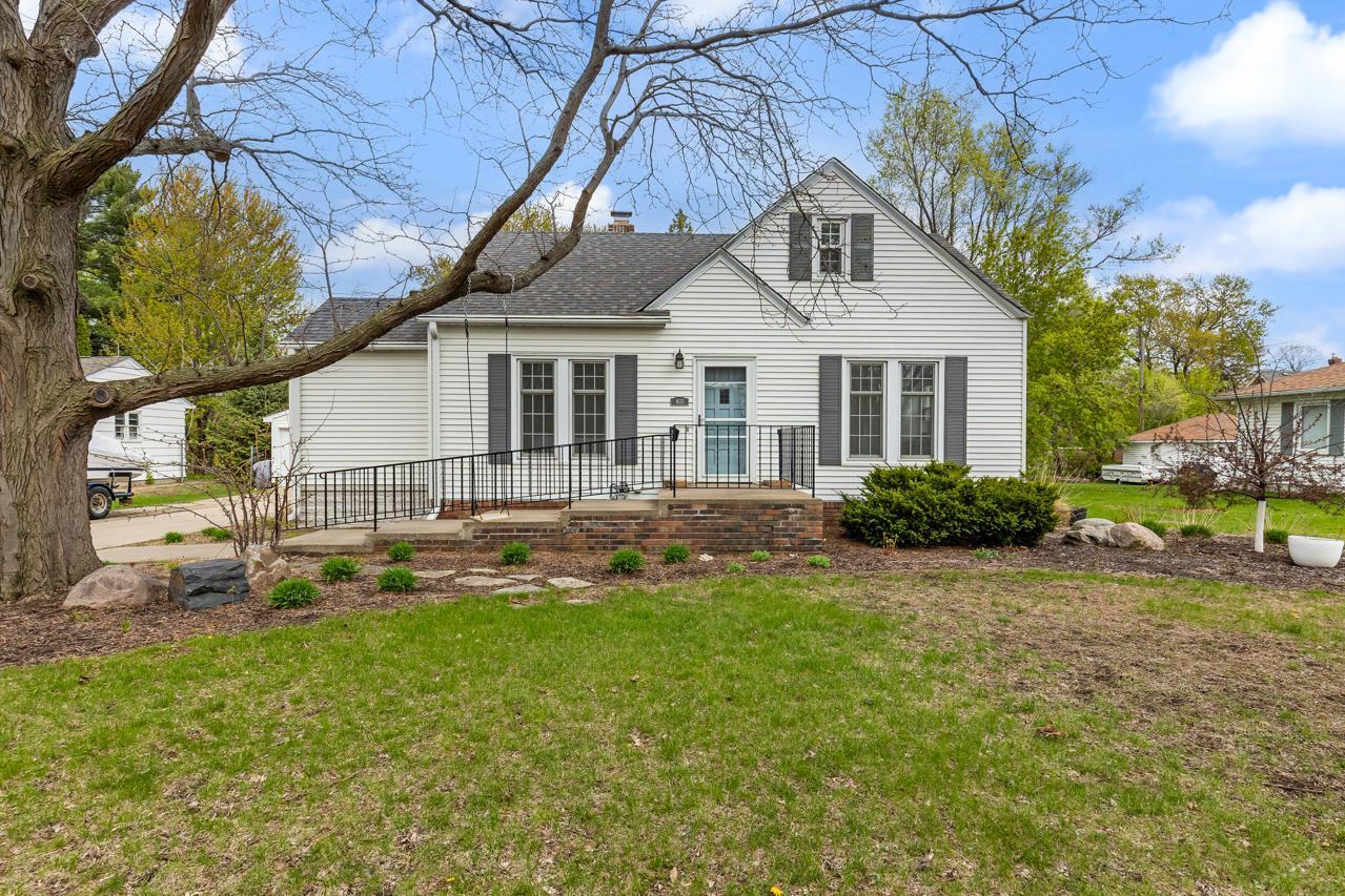 Welcome home to 1633 Maryland Avenue South!
