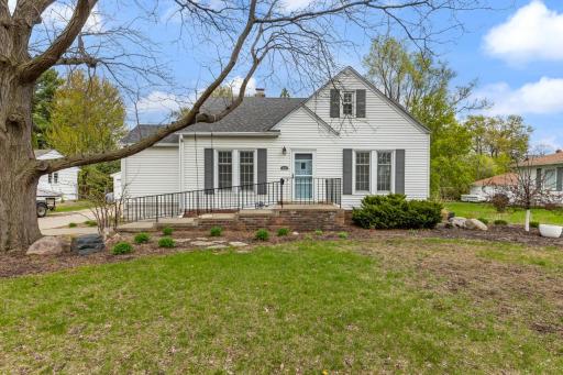 Welcome home to 1633 Maryland Avenue South!