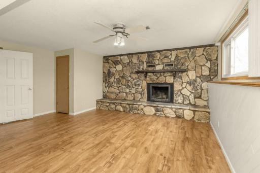 Enjoy the cozy family room with a fireplaceâperfect for relaxing evenings or entertaining.