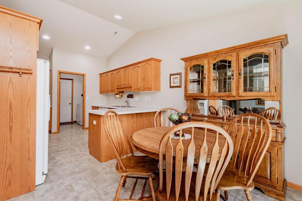 Eat-in Kitchen w/ attached dining & breakfast bar