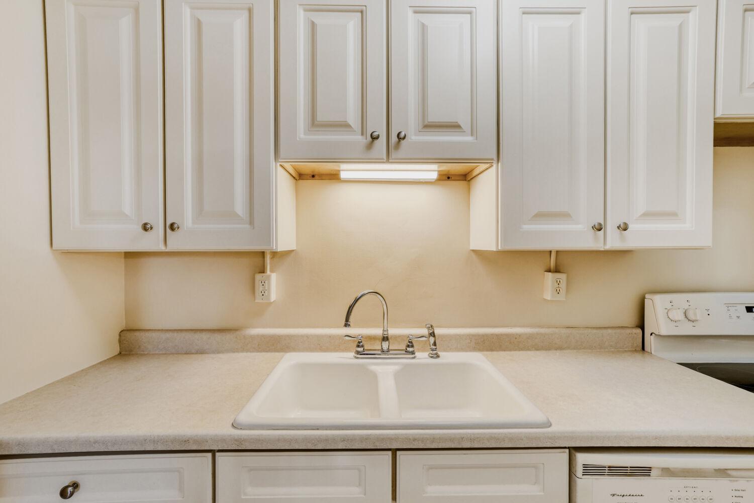 2615 Park Avenue #B2 - Web Quality - 008 - 07 Kitchen.jpg