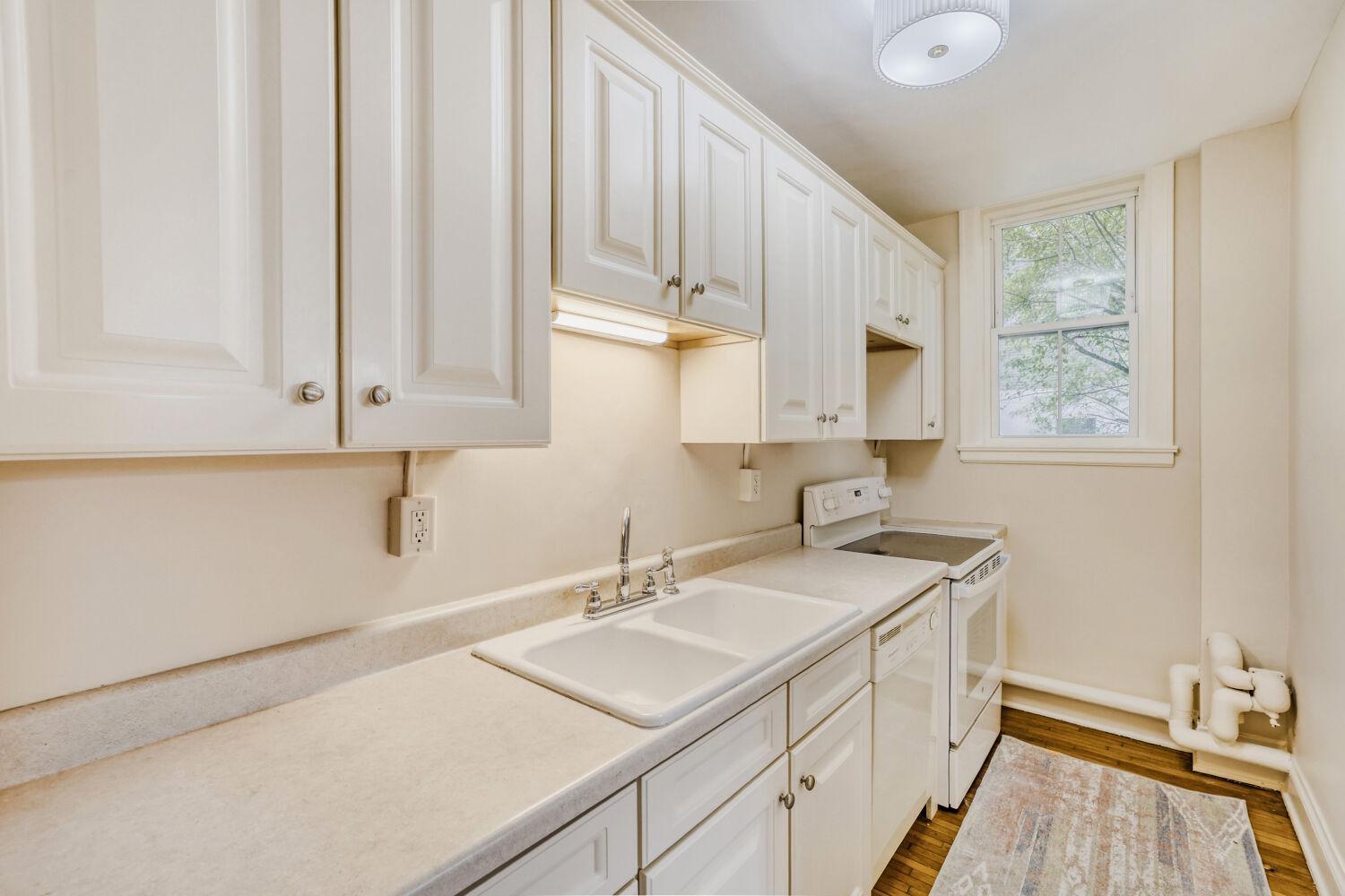 2615 Park Avenue #B2 - Web Quality - 006 - 05 Kitchen.jpg