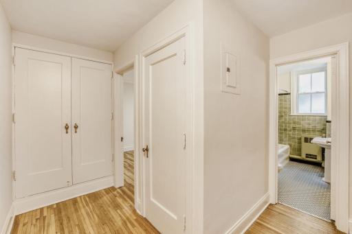 2615 Park Avenue #B2 - Web Quality - 004 - 03 Foyer.jpg