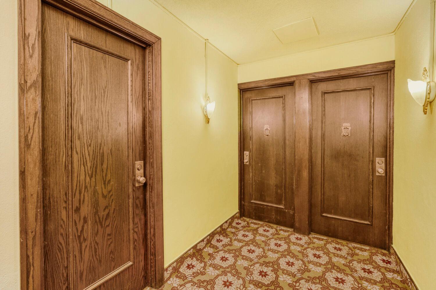 2615 Park Avenue #B2 - Web Quality - 005 - 04 Foyer.jpg