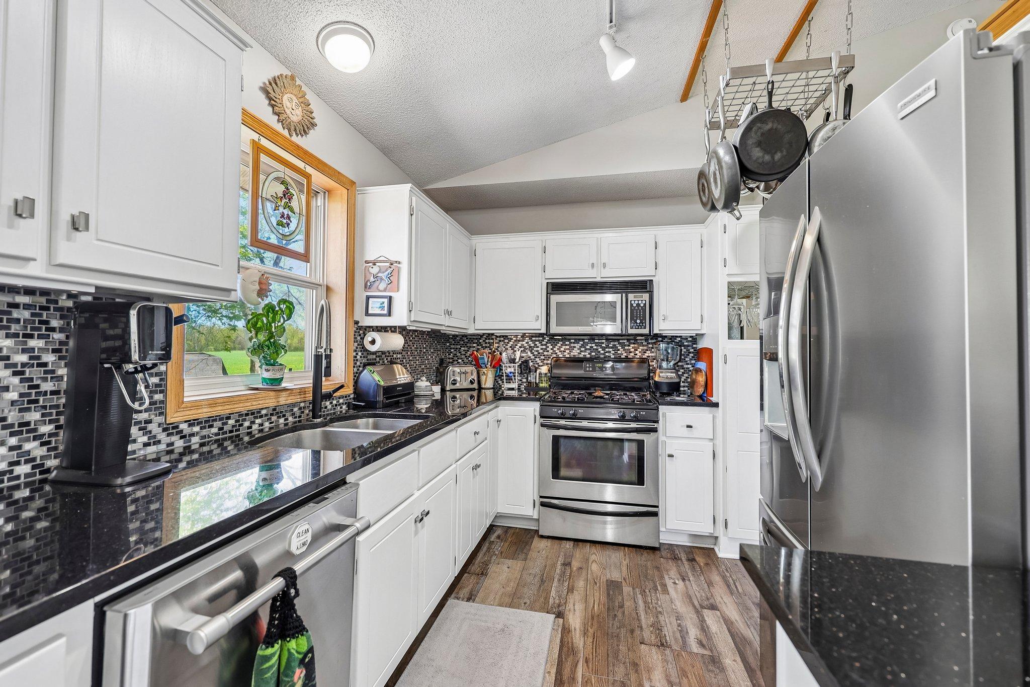 Bright and cheerful kitchen with great appliances