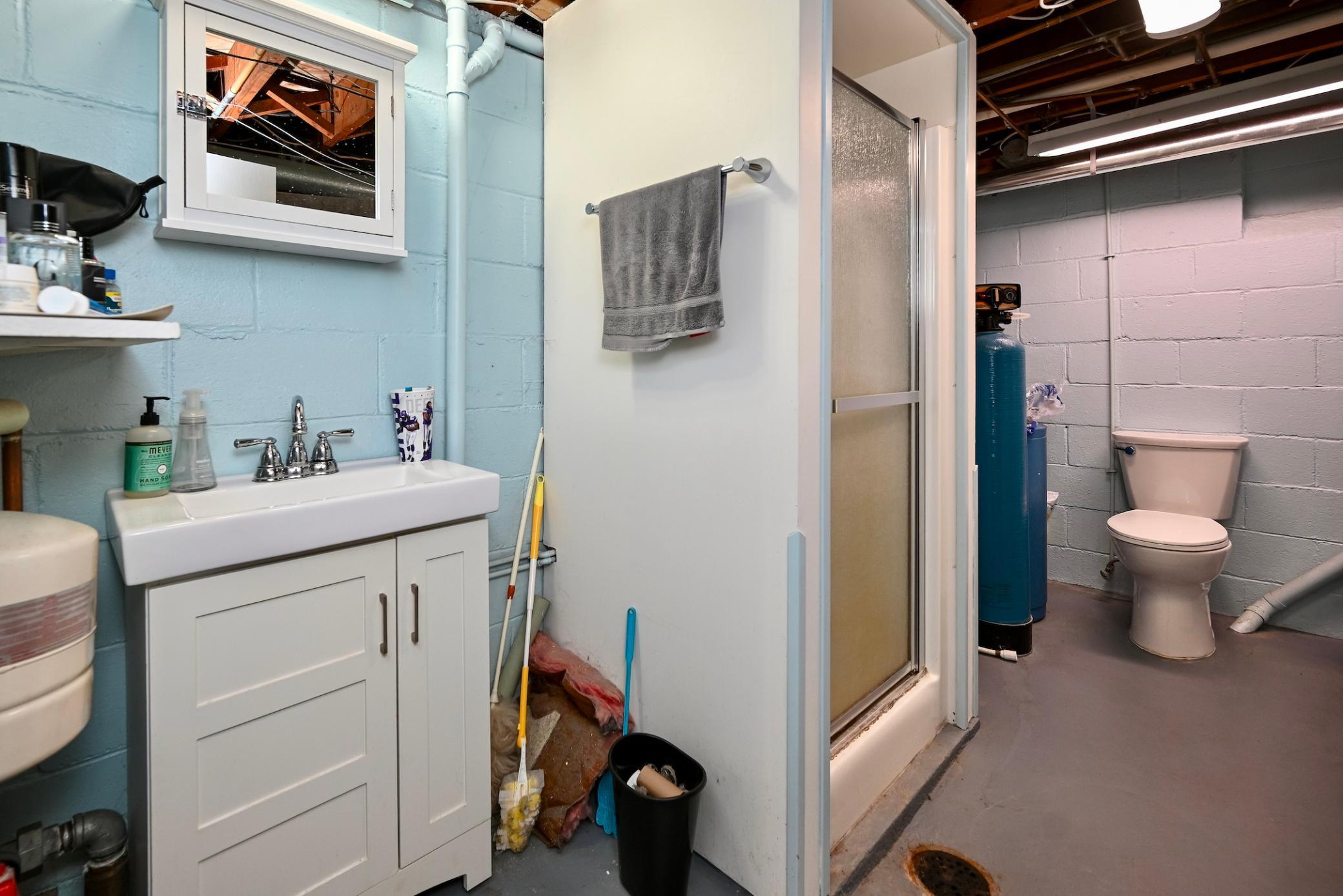 17 LL Bathroom.jpg