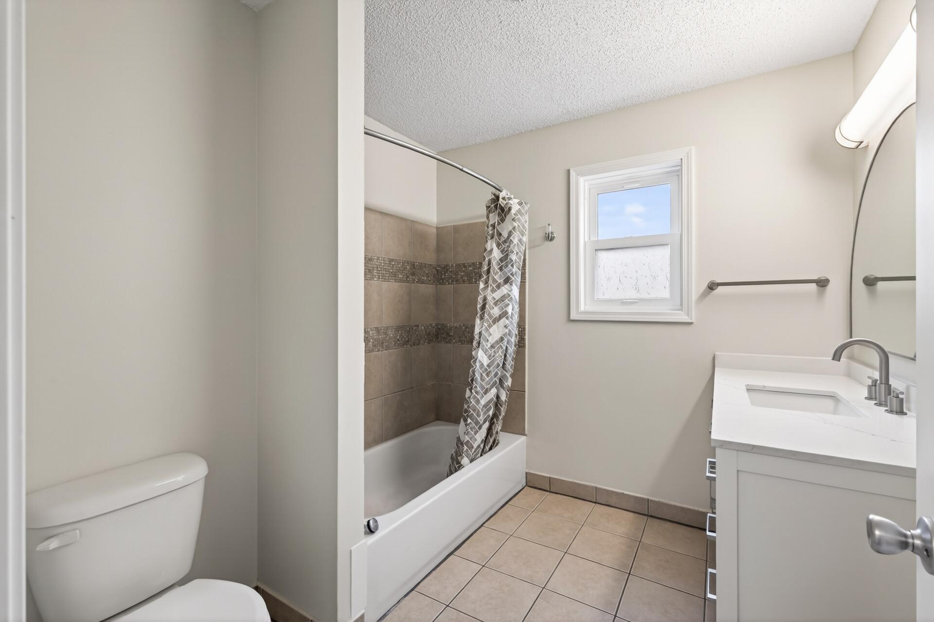 Upper Level Full Bathroom