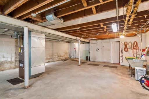 933 Edgewater Avenue, Saint Paul, MN 55126