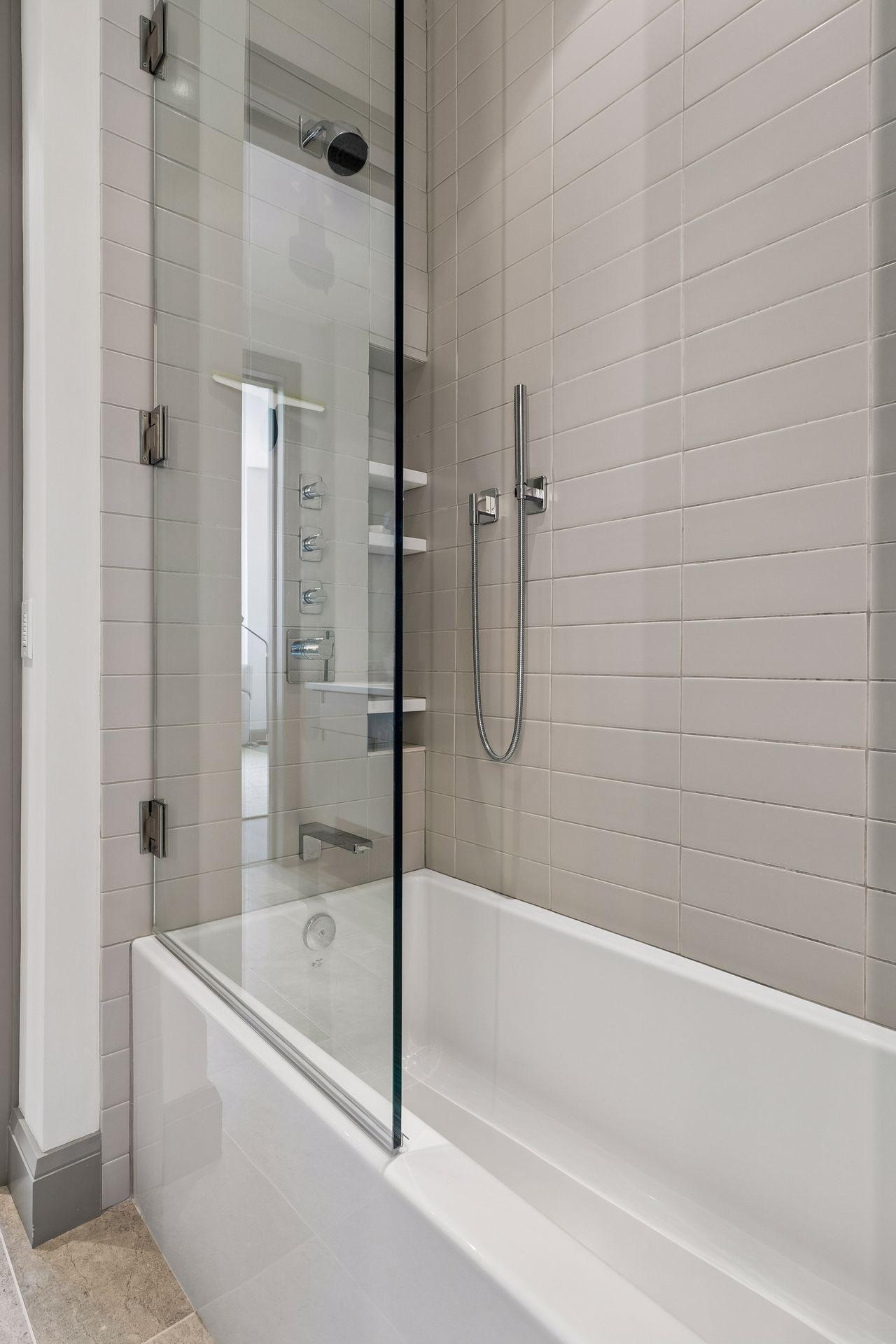 Tub/shower combo in the jack and jill