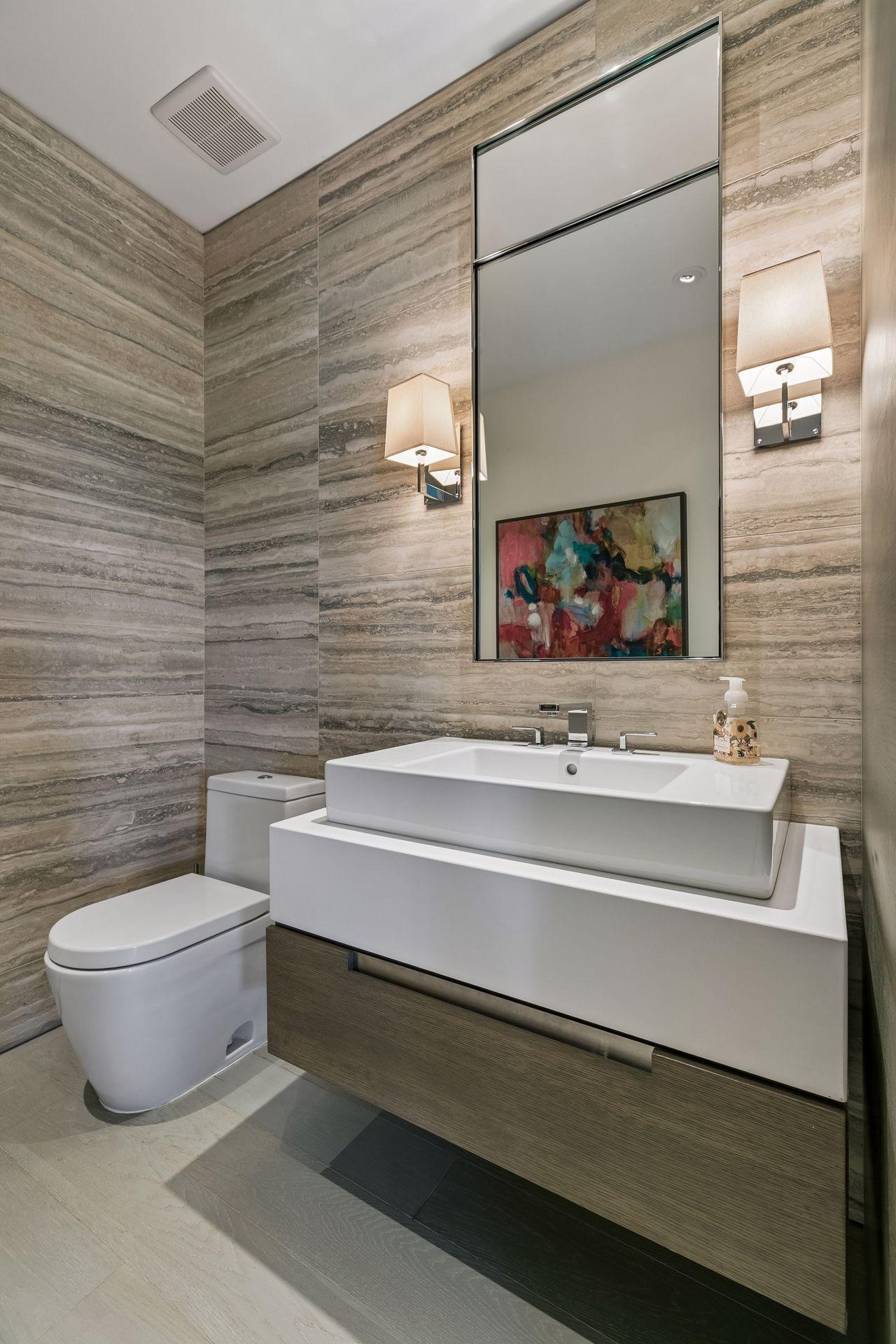 Main floor 1/2 bathroom