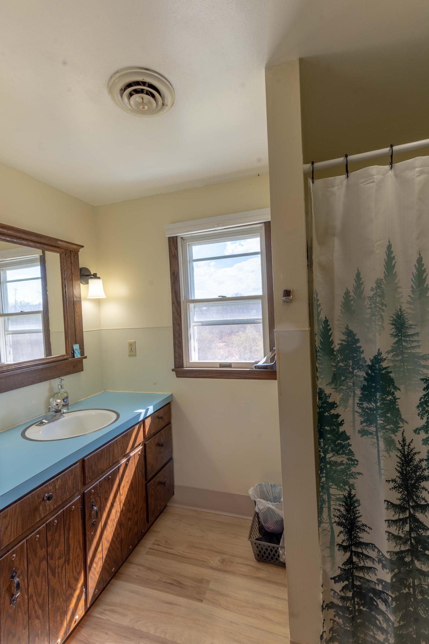 23 Upper Full Bath.jpg