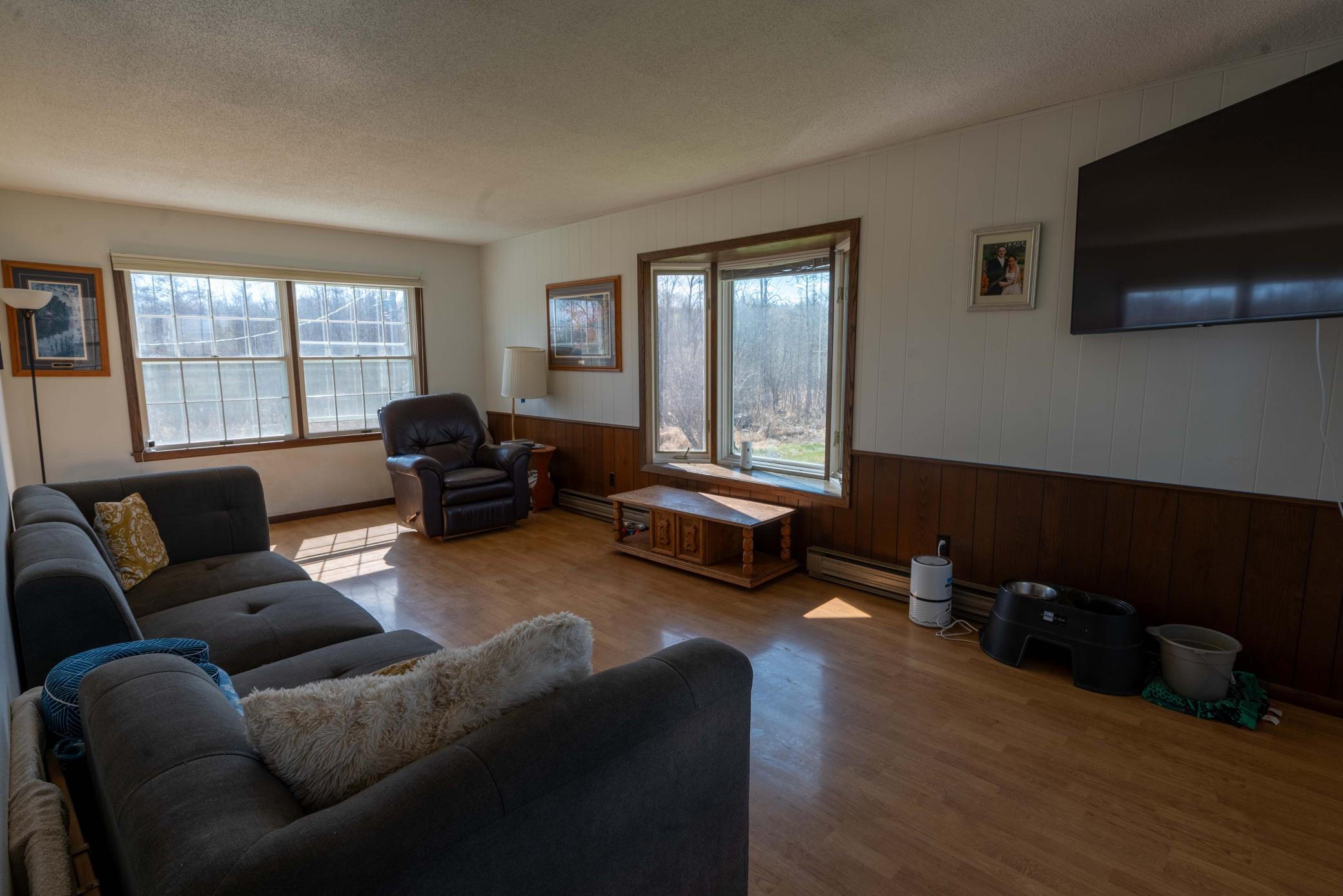 15 Living Room.jpg