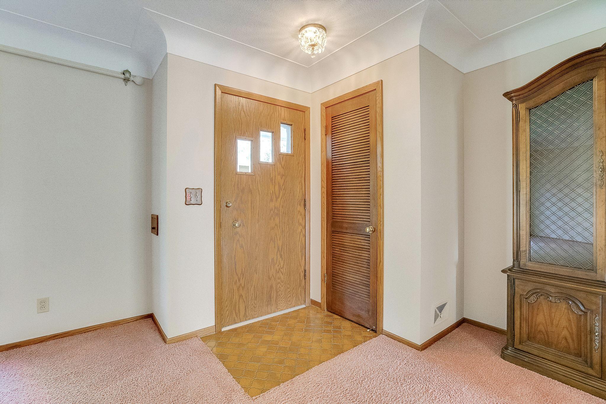3-web-or-mls-724-50-1-2-Ave-NE_003.jpg