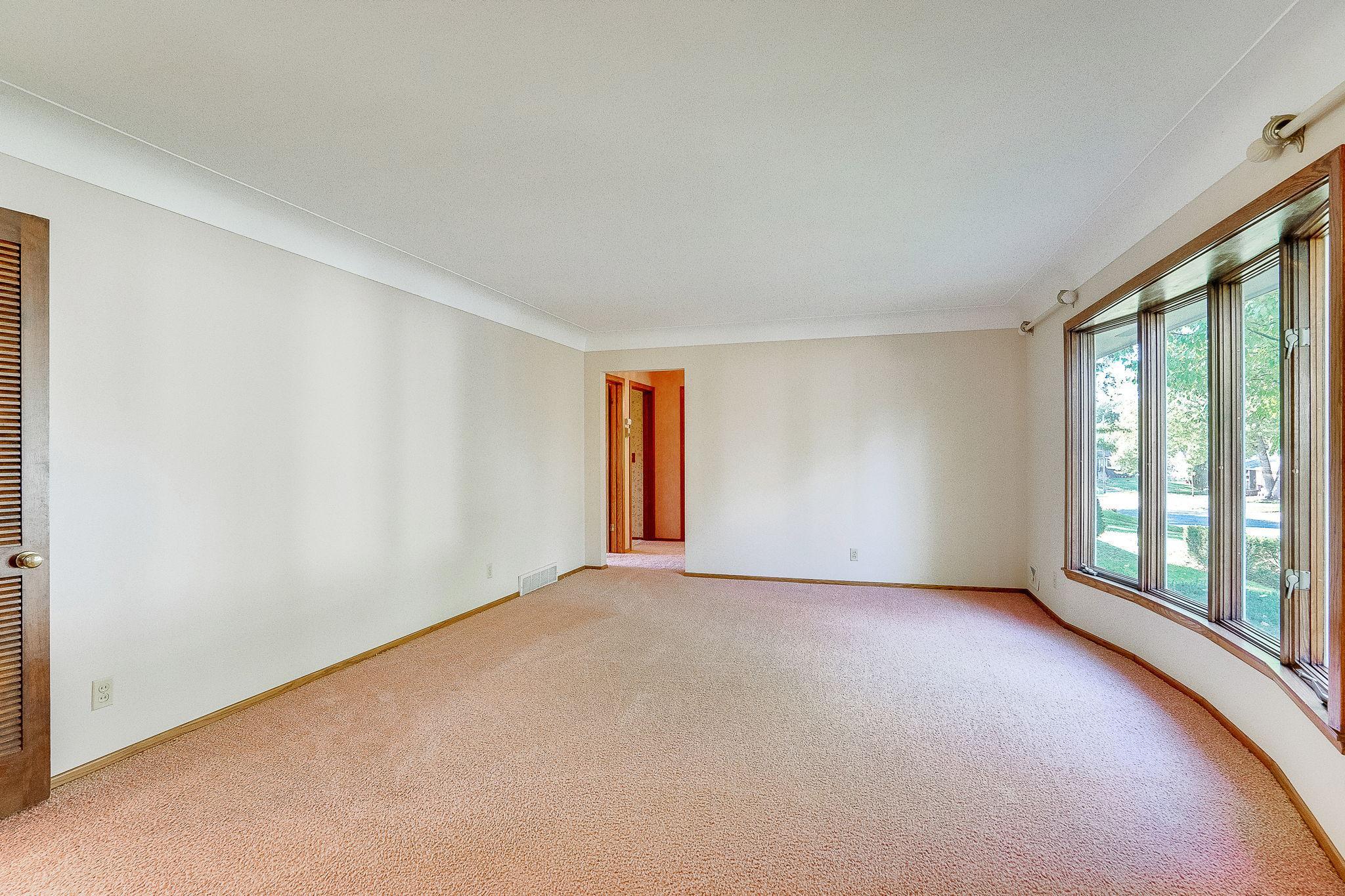 4-web-or-mls-724-50-1-2-Ave-NE_004.jpg