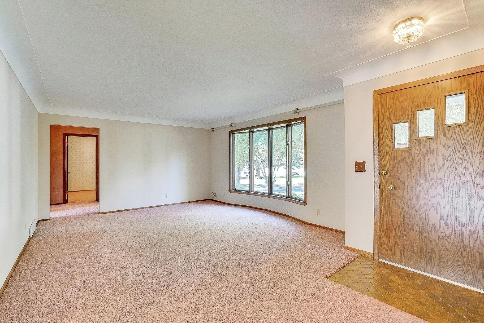 5-web-or-mls-724-50-1-2-Ave-NE_005.jpg