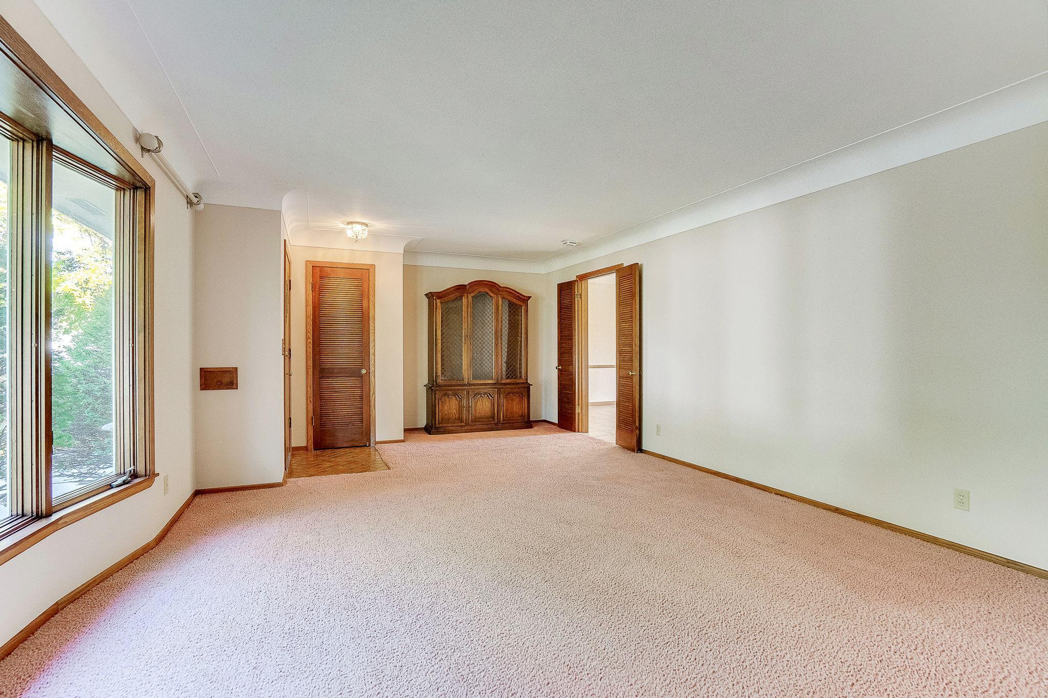 6-web-or-mls-724-50-1-2-Ave-NE_006.jpg