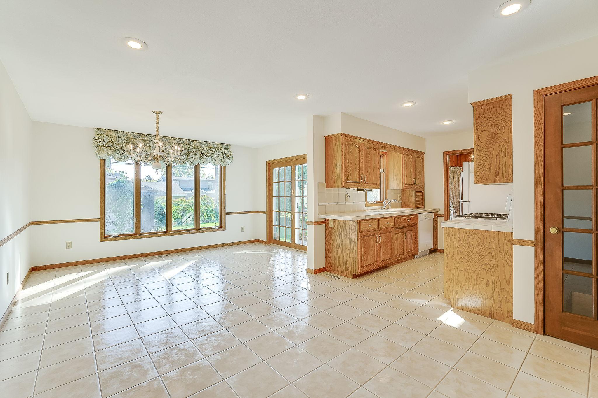 7-web-or-mls-724-50-1-2-Ave-NE_007.jpg