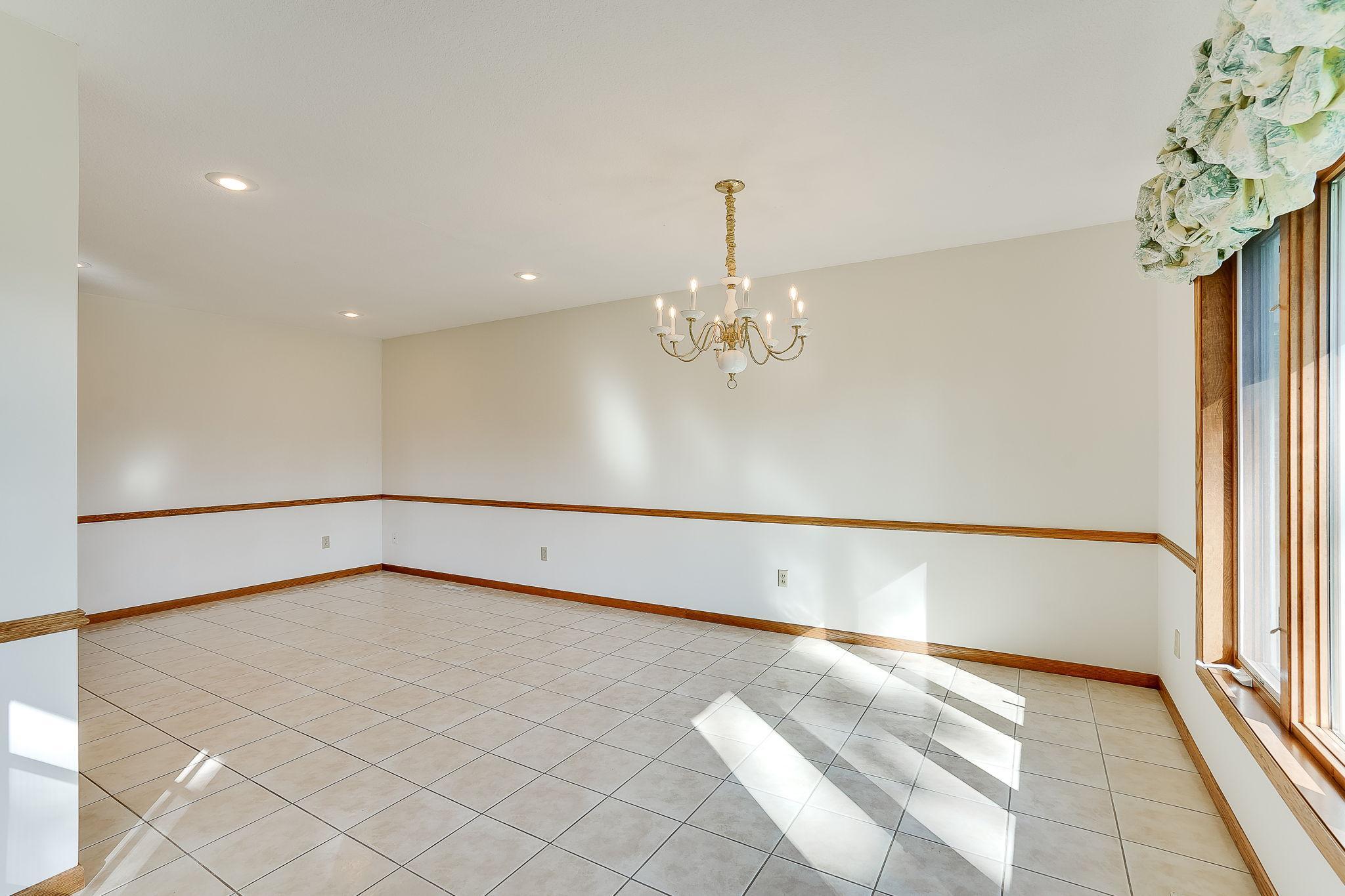 9-web-or-mls-724-50-1-2-Ave-NE_009.jpg