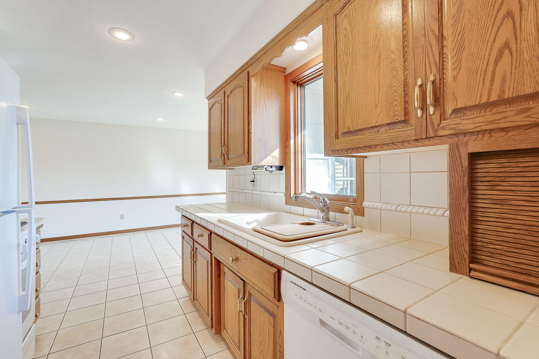 13-web-or-mls-724-50-1-2-Ave-NE_013.jpg