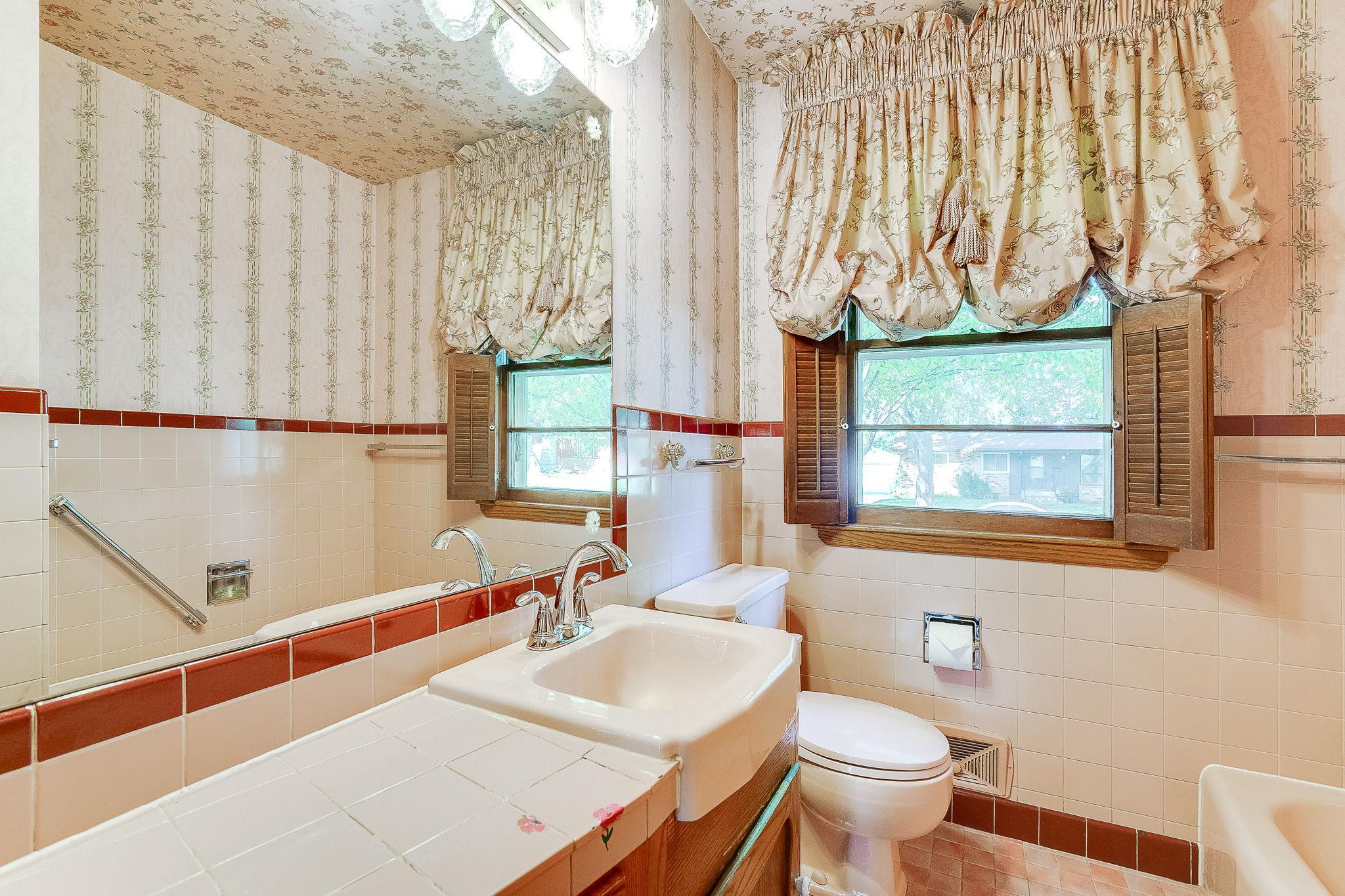 23-web-or-mls-724-50-1-2-Ave-NE_023.jpg