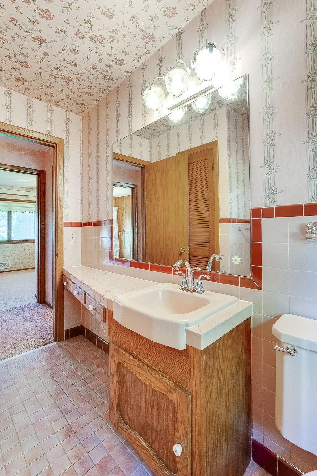 24-web-or-mls-724-50-1-2-Ave-NE_024.jpg