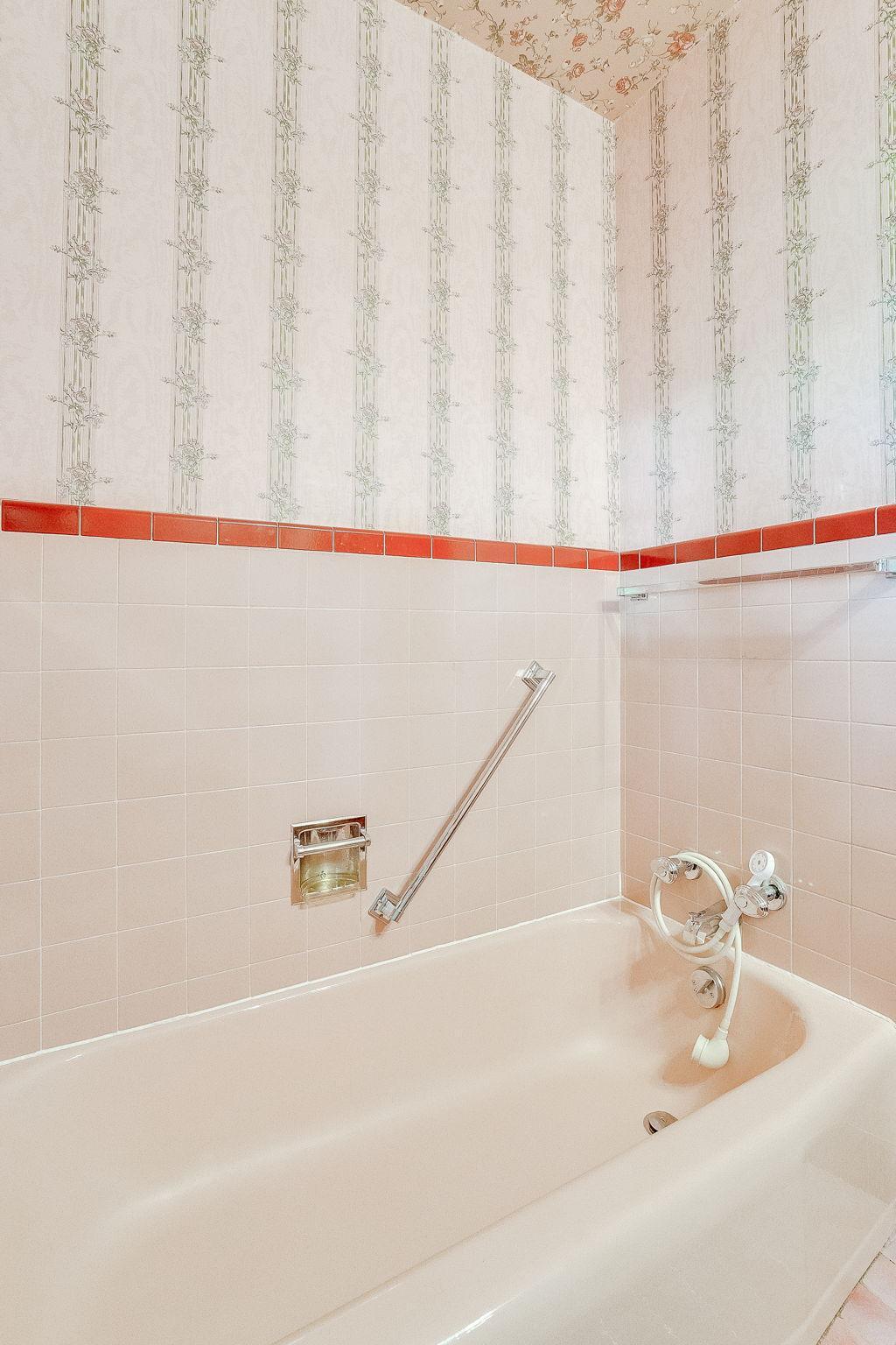 25-web-or-mls-724-50-1-2-Ave-NE_025.jpg