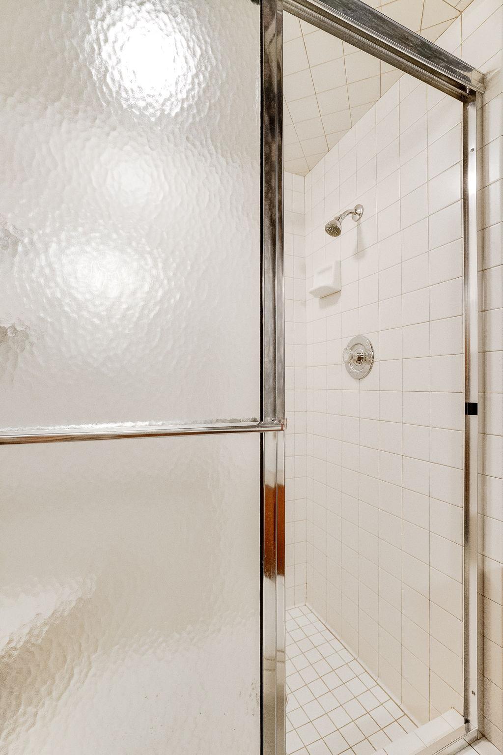 33-web-or-mls-724-50-1-2-Ave-NE_033.jpg