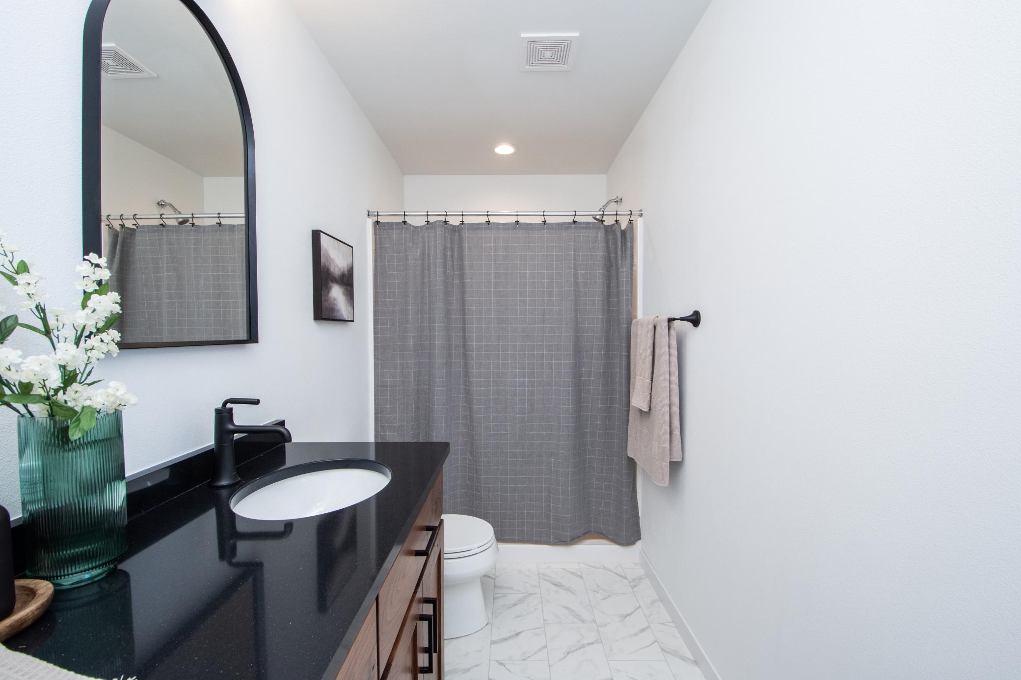 Master Bath 2.JPG