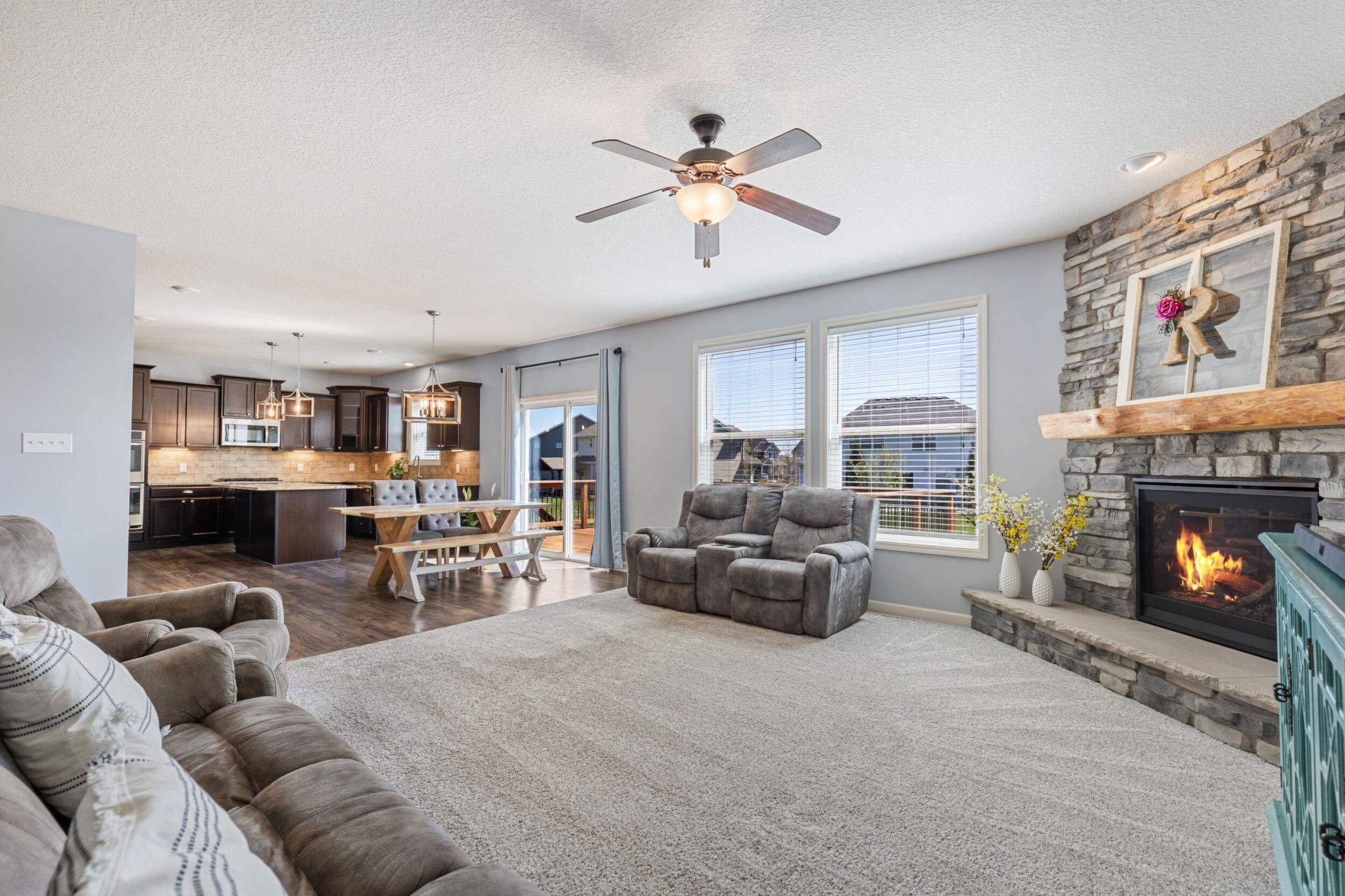 Look at the great flow into the dining and kitchen, great for when entertaining.