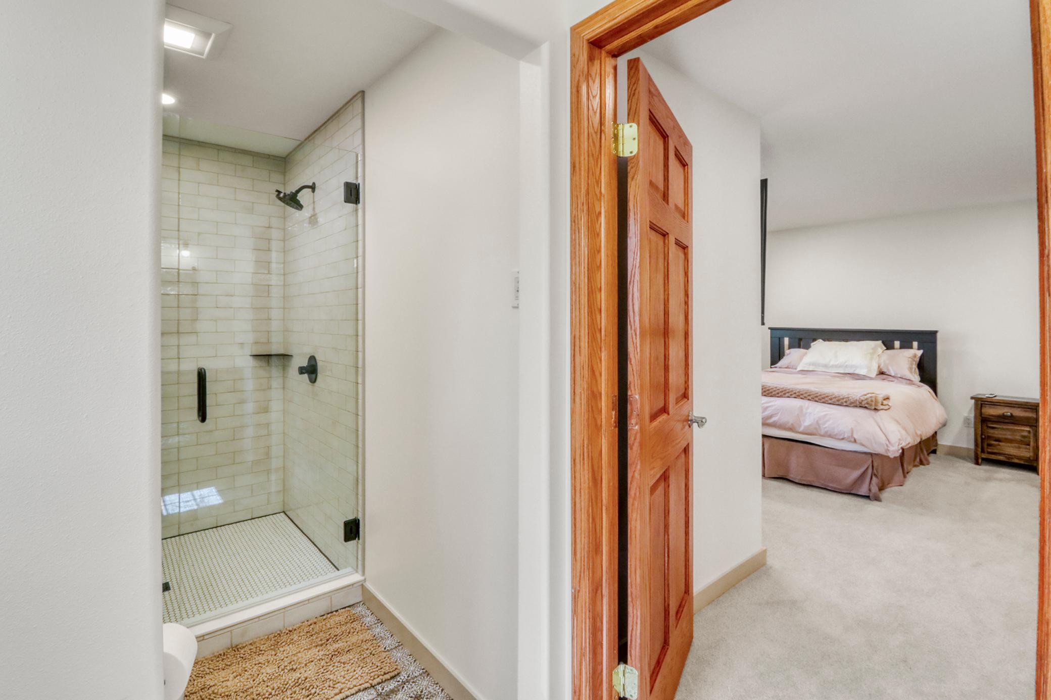 Primary Bathroom1_4.JPG