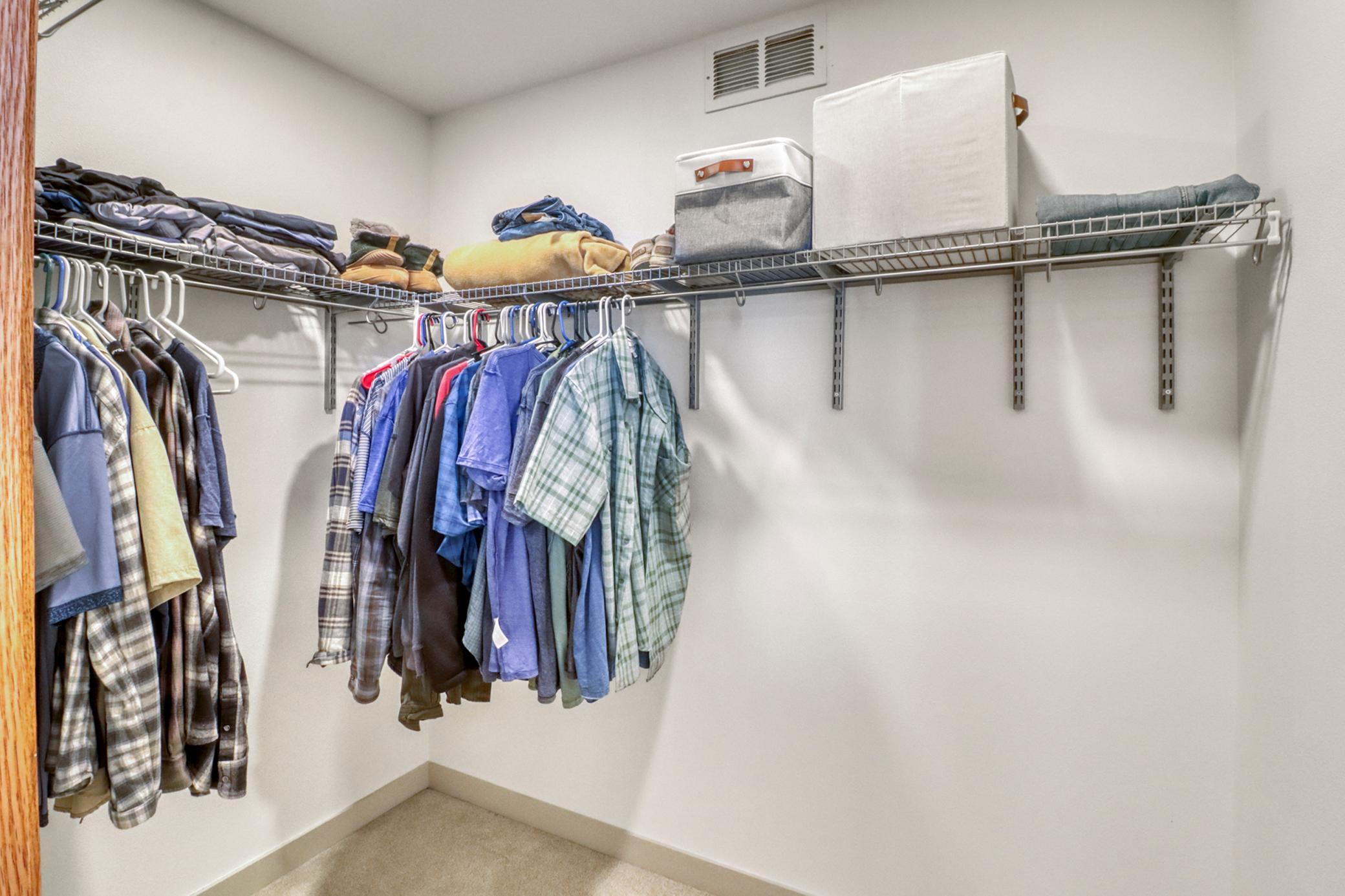 Primary Closet1_1 (2).JPG