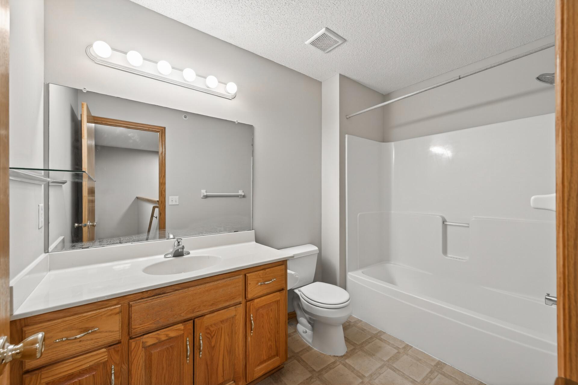 Full bath on the upper level.