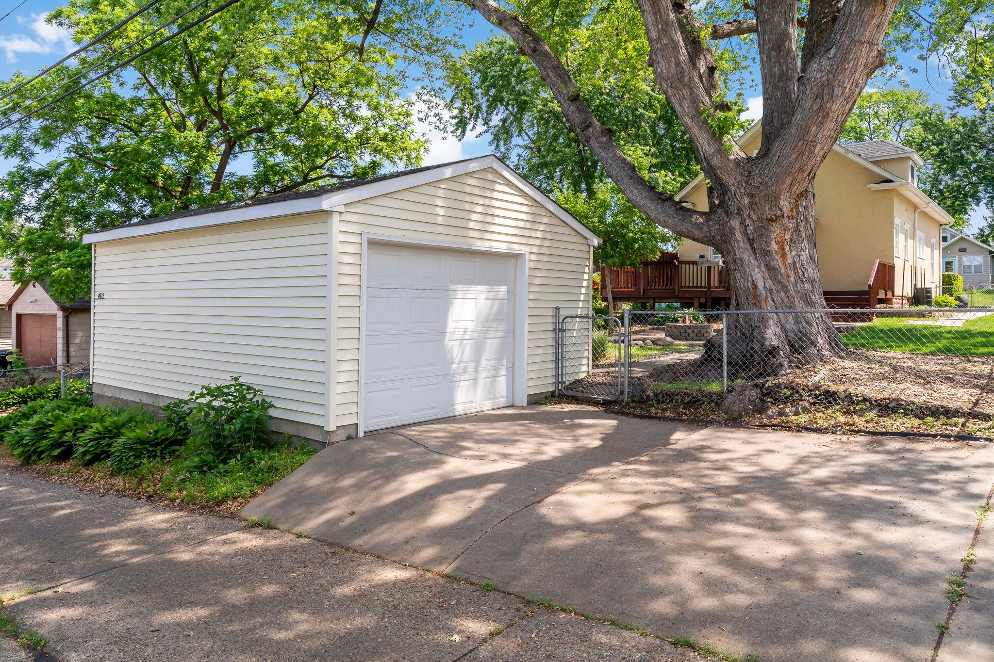 12-web-or-mls-3922 Van Buren St NE Minneapolis MN_0012 copy.jpg