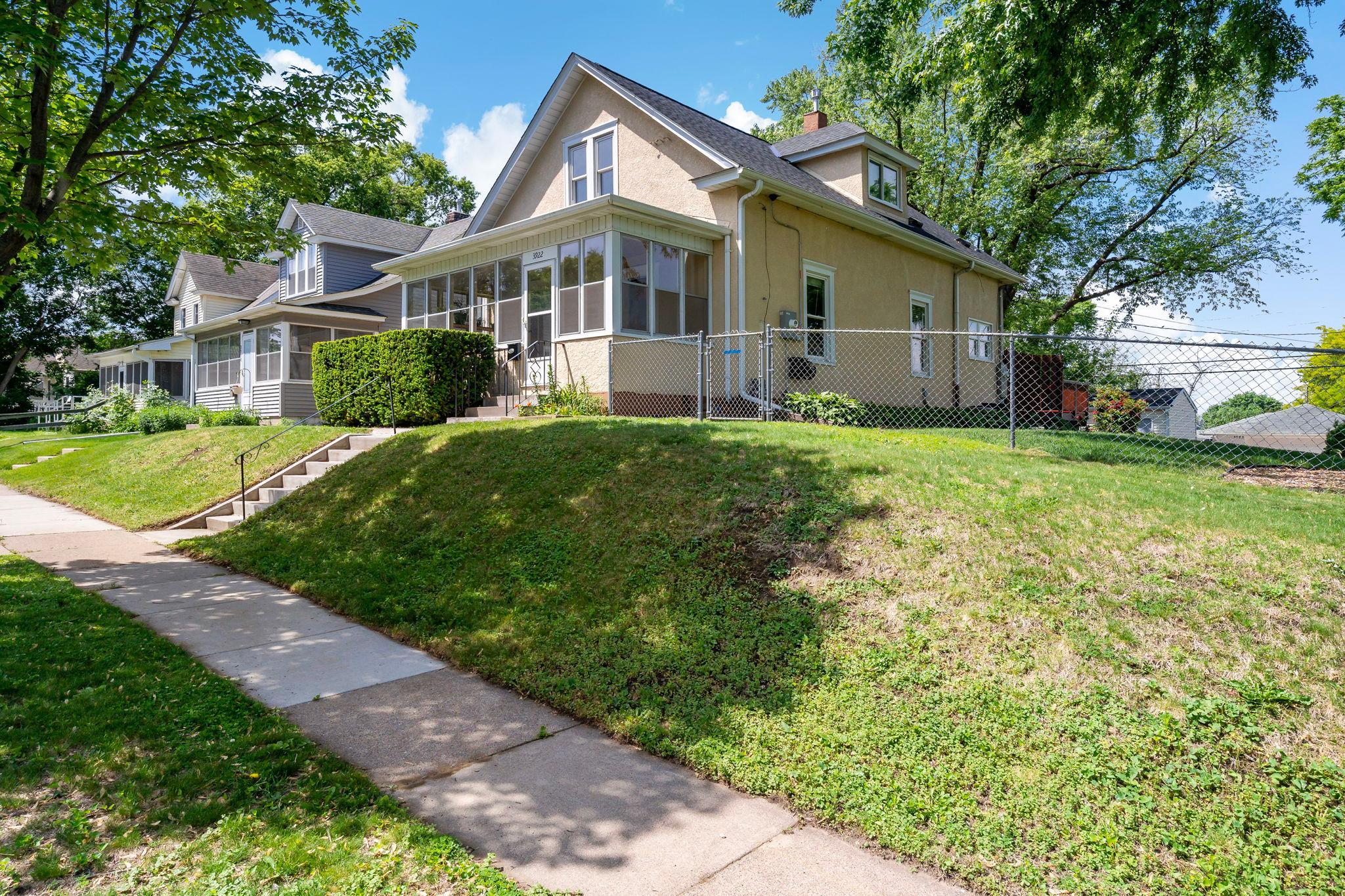 3-web-or-mls-3922 Van Buren St NE Minneapolis MN_0003 copy.jpg
