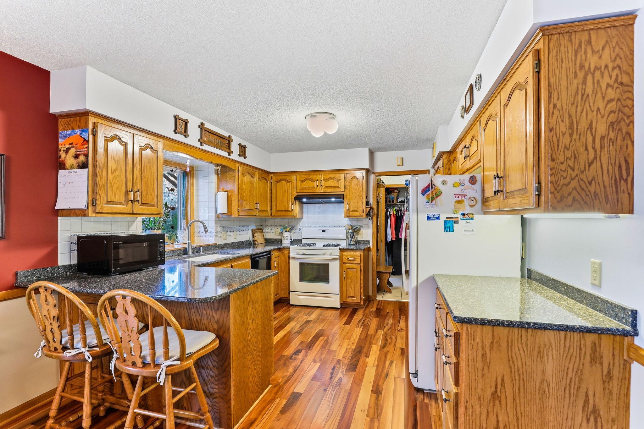 13-web-or-mls-12270-Europa-Ave-N-13.jpg