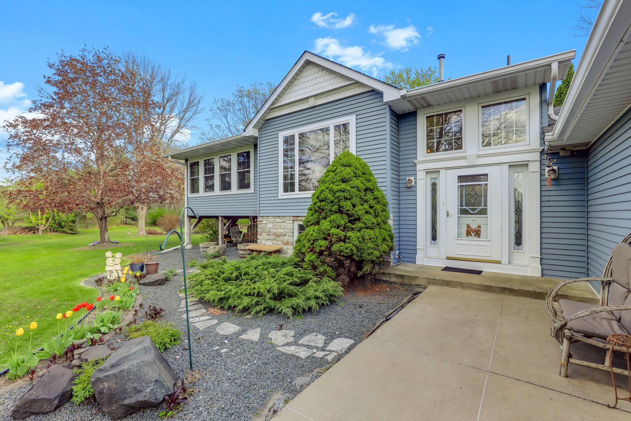 3-web-or-mls-12270-Europa-Ave-N-03.jpg