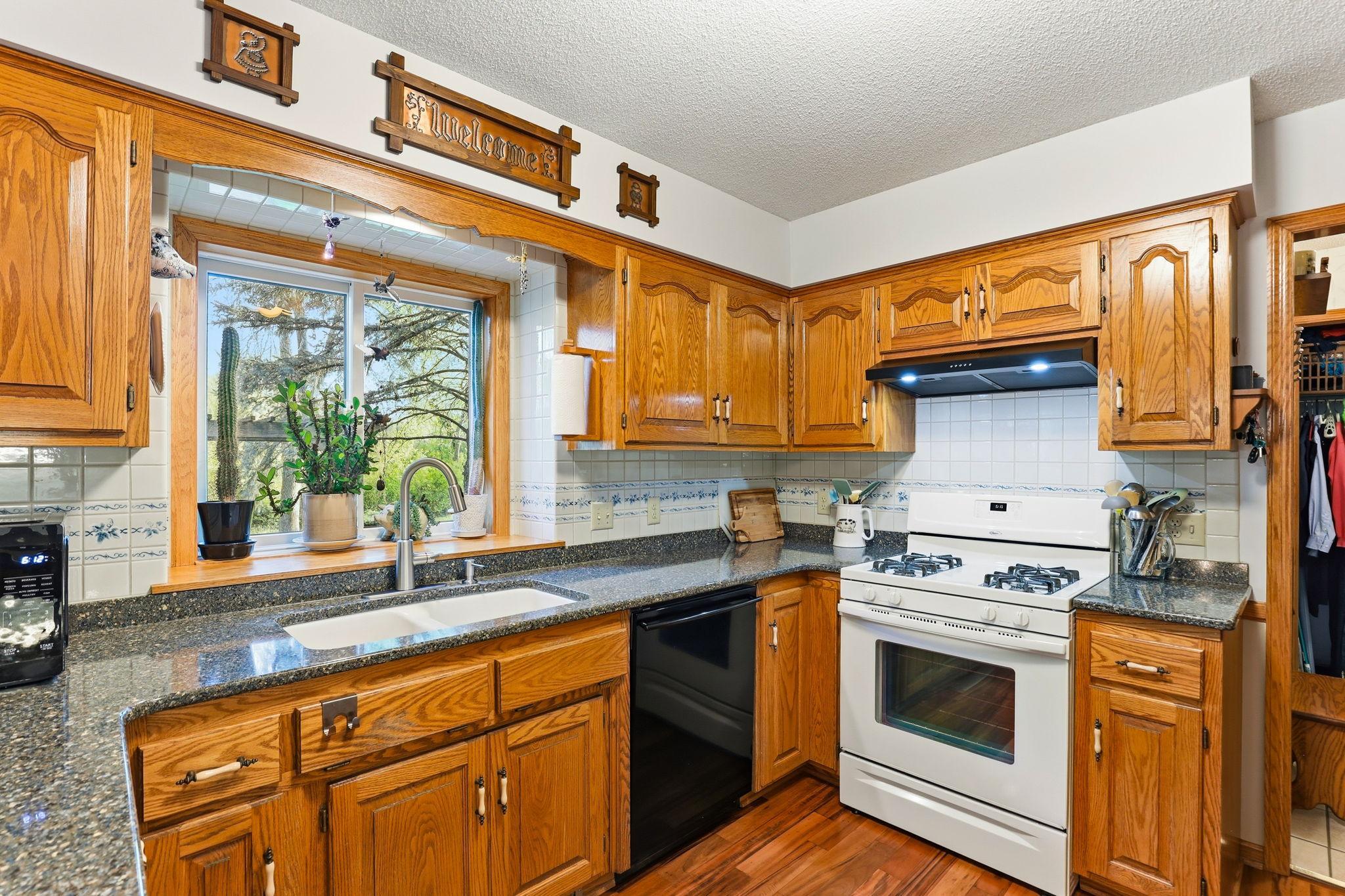 15-web-or-mls-12270-Europa-Ave-N-15.jpg