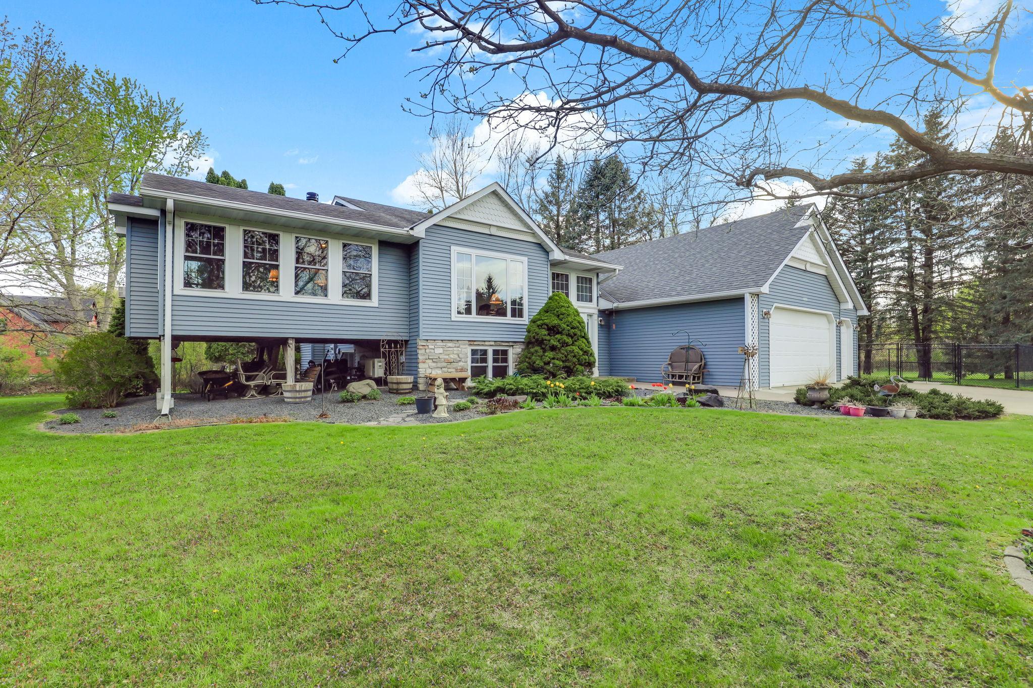 2-web-or-mls-12270-Europa-Ave-N-02.jpg