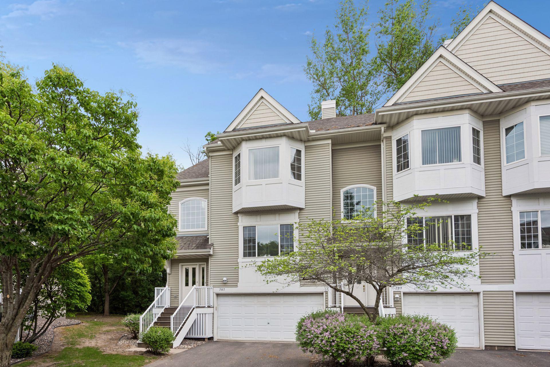 Best location in the complex! Walk to Trader Joes, BLVD Restaurant, neighborhood park and playground. Walk to Trader Joes, BLVD Restaurant, neighborhood park and playground. Walk to Trader Joes, BLVD Restaurant, neighborhood park and playground.