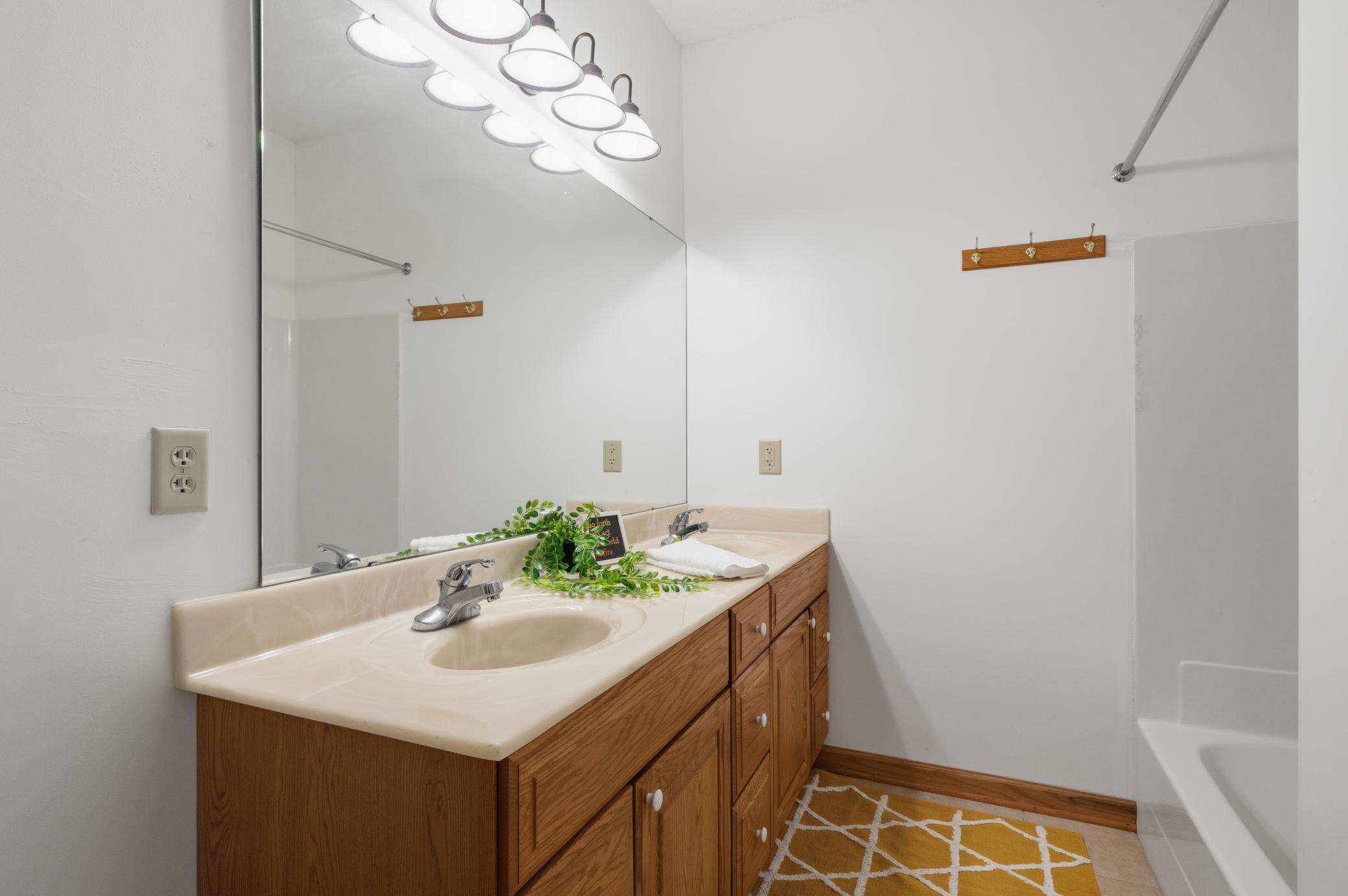 Unit B-Main level bath