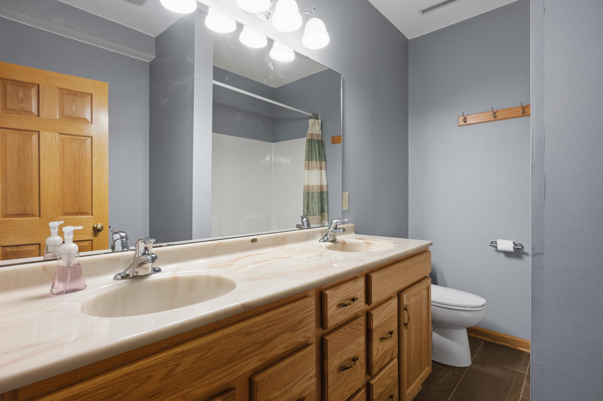 Unit B-Lower-level bath