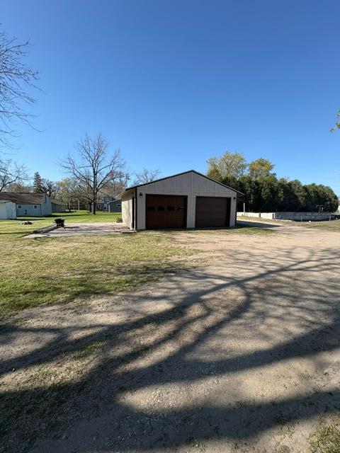 Detached garage w/ parking pad