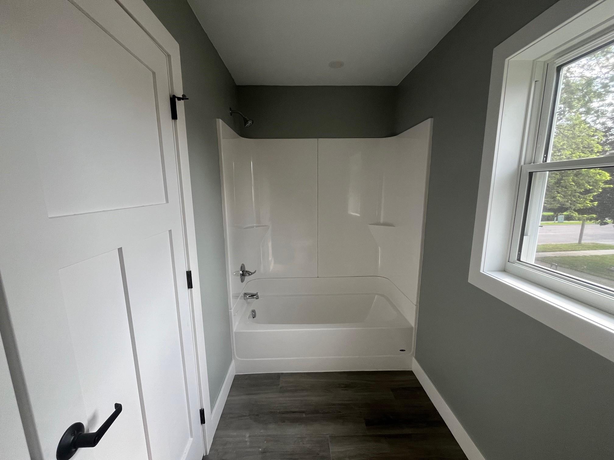 upstairs bath 2.jpg