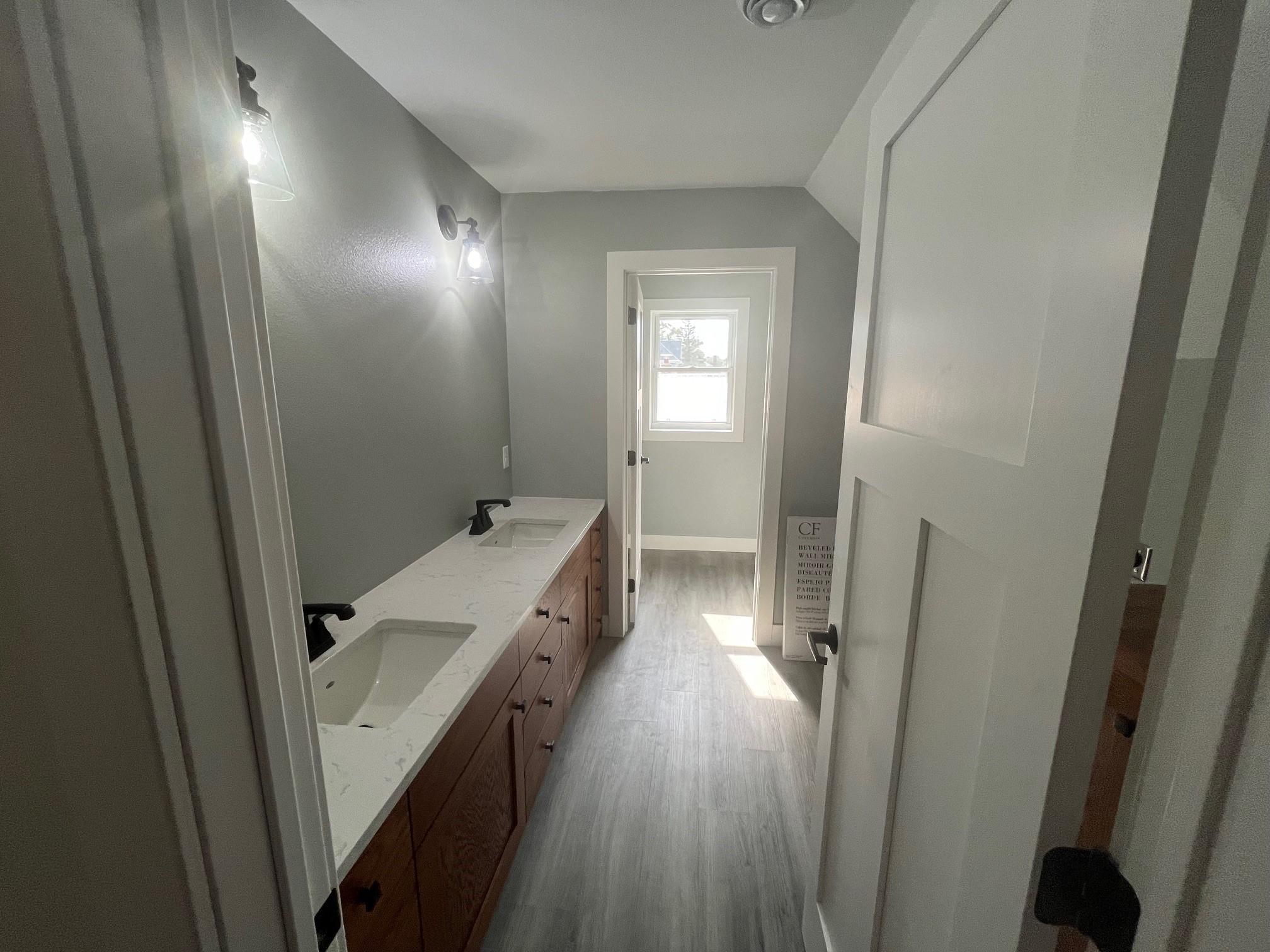 upstairs bath 3.jpg