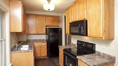 696 Hawthorne Ave Kitchen