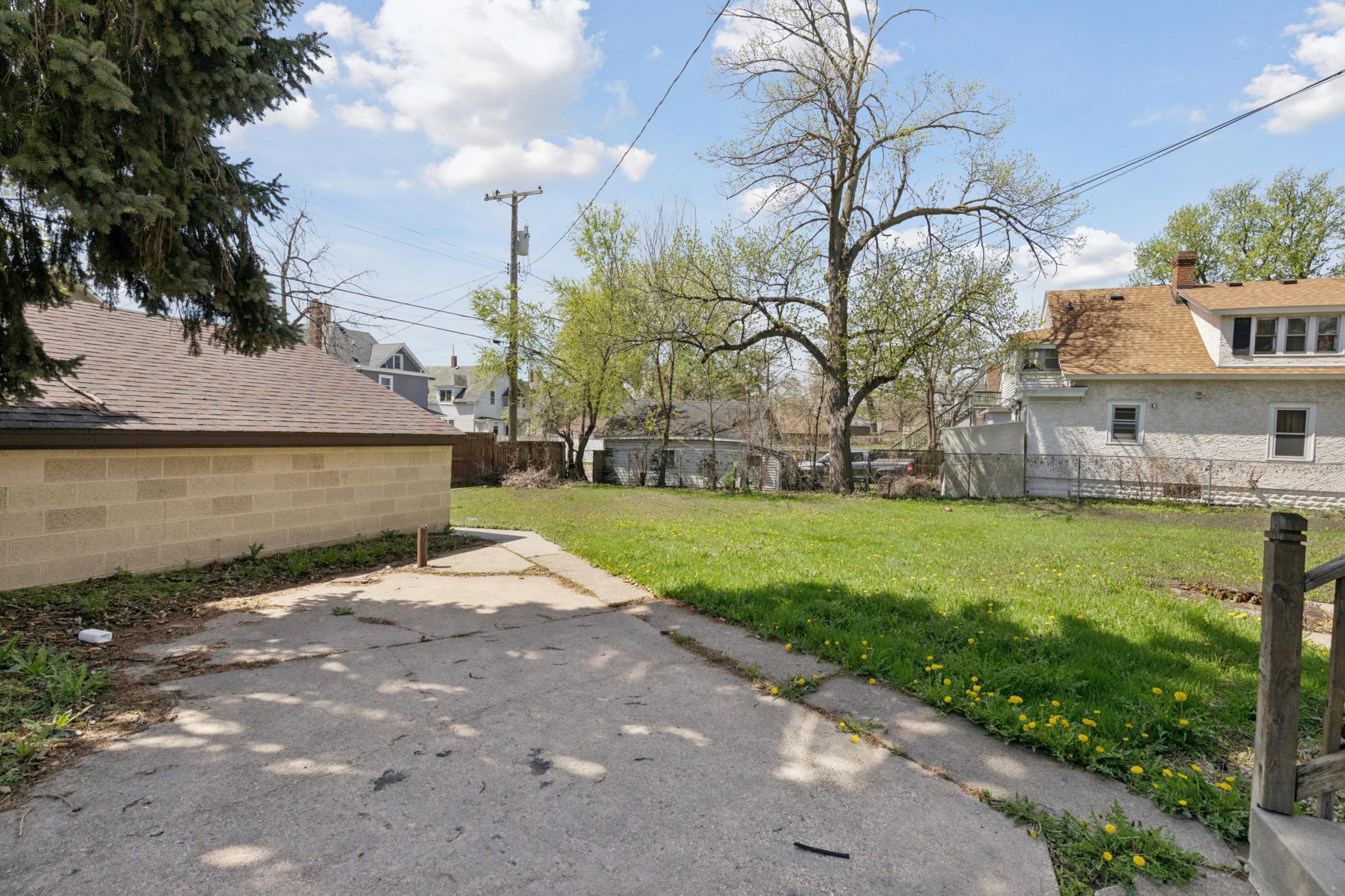 696 Hawthorne Ave